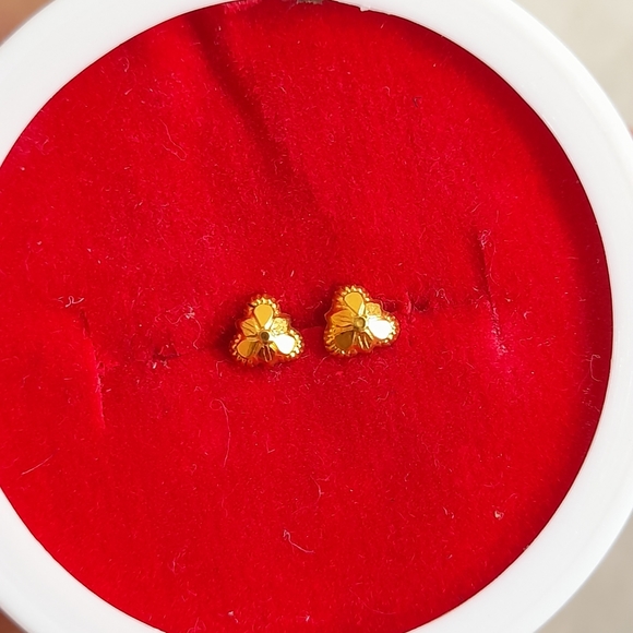 Beautiful new desiner studs - Picture 6 of 11